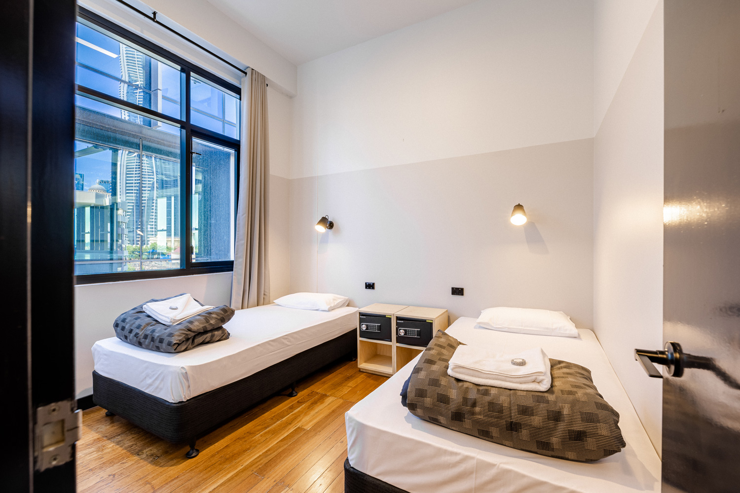 Twin Ensuite Private Rooms - Bunk Brisbane - Backpacker Hostel